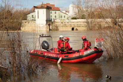 Dispositivo de Bomberos y Protección Civil para la búsqueda del hombre desaparecido en el puente de Santa Teresa