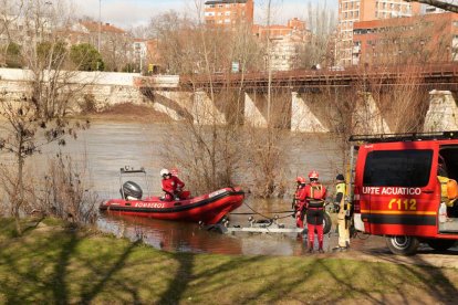 Dispositivo de Bomberos y Protección Civil para la búsqueda del hombre desaparecido en el puente de Santa Teresa
