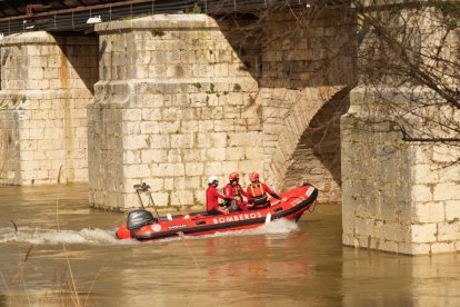 Dispositivo de Bomberos y Protección Civil para la búsqueda del hombre desaparecido en el puente de Santa Teresa