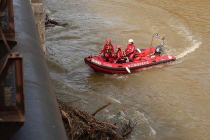 Dispositivo de Bomberos y Protección Civil para la búsqueda del hombre desaparecido en el puente de Santa Teresa