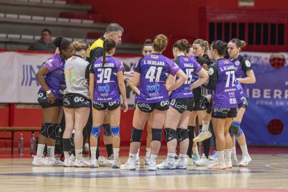 Salva Puig da instrucciones a sus jugadoras en Porriño.