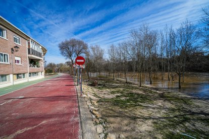 Calles afectadas por la crecida del río en Tudela de Duero.