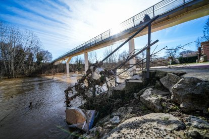 Calles afectadas por la crecida del río en Tudela de Duero.