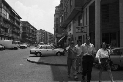 Varios jóvenes caminan por a calle Cardenal Cisneros en los años 90.