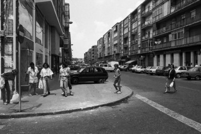 Gente en la calle Cardenal Cisneros en los años 90.