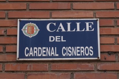 Cartel de la calle Cardenal Cisneros de Valladolid.