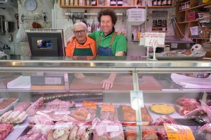 Dani y David, equipo de la carnicería David Parras, en la esquina con Álvaro de Luna.