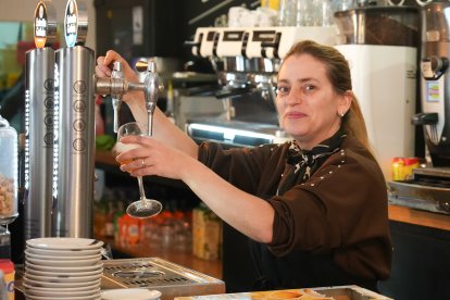 Silvia Arranz, dueña del bar Donosti, en el número 19 de la calle Cardenal Cisneros.