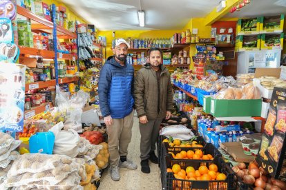 Afzal y Sadik, equipo de la tienda Mundo Alimentación, en el número 24.