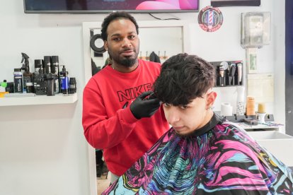 Eduardo Lorenzo, dueño de la barbería Rondilla City, en el número 15.