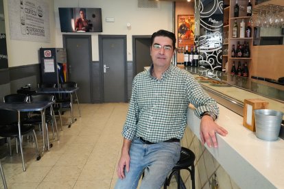 Pedro Carreras, dueño del bar Cisneros, en el número 13.