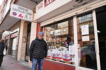Juan Carlos Juárez, dueño de la tienda de alimentación Juárez.