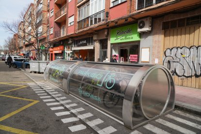 El parkibici de la calle Cardenal Cisneros de Valladolid.