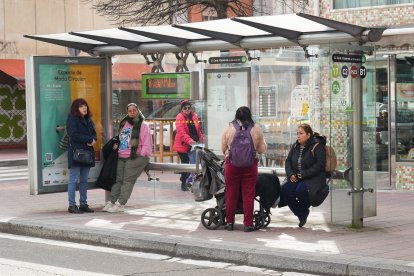 Parada de bus de la calle Cardenal Cisneros de Valladolid.