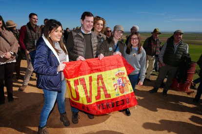 Alfonso Fernández Mañueco visita la localidad vallisoletana de Nava del Rey, para asistir al Campeonato de España de Galgos