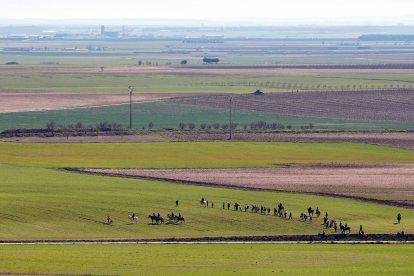 Alfonso Fernández Mañueco visita la localidad vallisoletana de Nava del Rey, para asistir al Campeonato de España de Galgos
