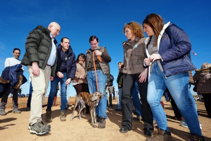 Alfonso Fernández Mañueco visita la localidad vallisoletana de Nava del Rey, para asistir al Campeonato de España de Galgos