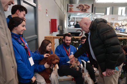 El alcalde de Valladolid, Jesús Julio Carnero, en su visita a la feria