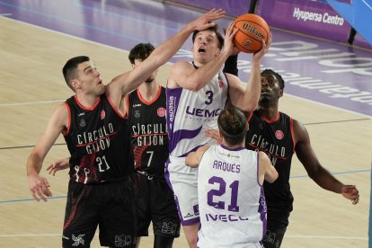 Haney penetra ante la defensa del Círculo Gijón.