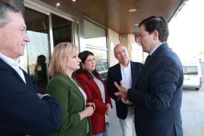 El candidato a la reelección a la Presidencia de la Junta de Castilla y León, Alfonso Fernández Mañueco, visita Benavente