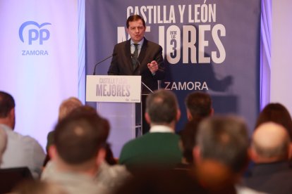 El candidato a la reelección a la Presidencia de la Junta de Castilla y León, Alfonso Fernández Mañueco, visita Benavente