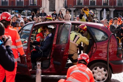 Simulacro de un accidente de tráfico en la Plaza Mayor