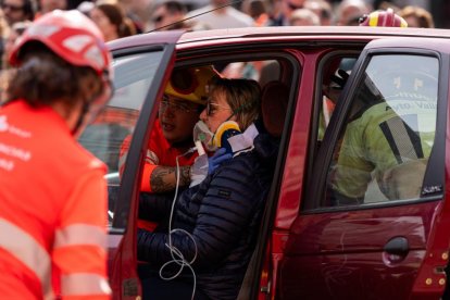 Simulacro de un accidente de tráfico en la Plaza Mayor