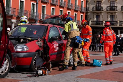 Simulacro de un accidente de tráfico en la Plaza Mayor