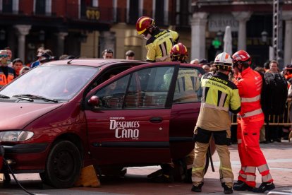 Simulacro de un accidente de tráfico en la Plaza Mayor