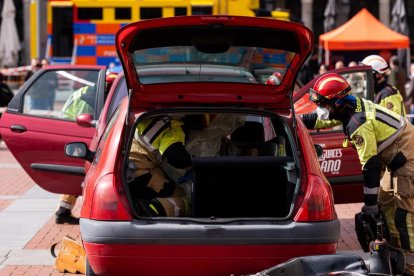 Simulacro de un accidente de tráfico en la Plaza Mayor