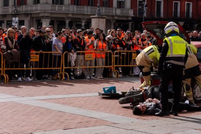 Simulacro de un accidente de tráfico en la Plaza Mayor