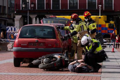 Simulacro de un accidente de tráfico en la Plaza Mayor