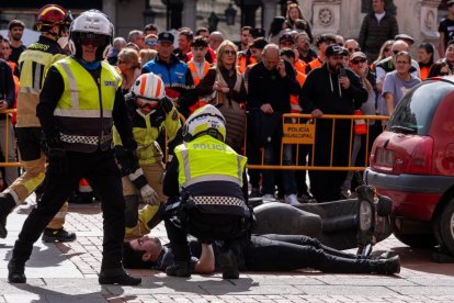 Simulacro de un accidente de tráfico en la Plaza Mayor
