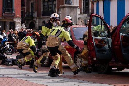 Simulacro de un accidente de tráfico en la Plaza Mayor