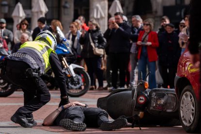 Simulacro de un accidente de tráfico en la Plaza Mayor