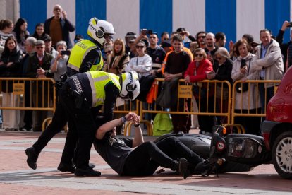Simulacro de un accidente de tráfico en la Plaza Mayor