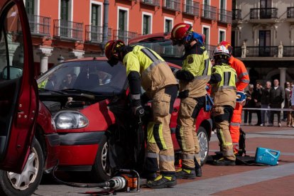 Simulacro de un accidente de tráfico en la Plaza Mayor