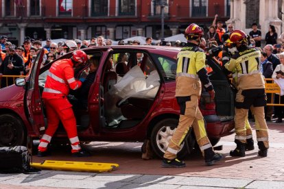 Simulacro de un accidente de tráfico en la Plaza Mayor