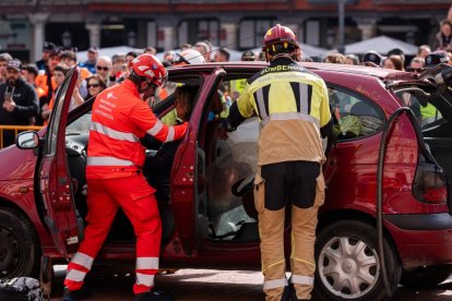 Simulacro de un accidente de tráfico en la Plaza Mayor