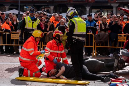 Simulacro de un accidente de tráfico en la Plaza Mayor