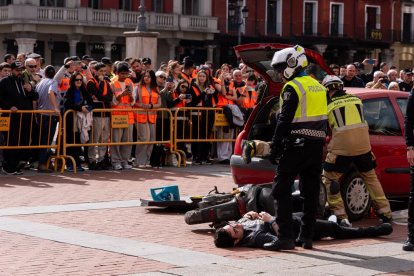 Simulacro de un accidente de tráfico en la Plaza Mayor