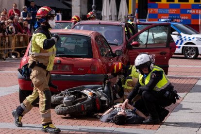 Simulacro de un accidente de tráfico en la Plaza Mayor