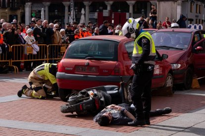 Simulacro de un accidente de tráfico en la Plaza Mayor