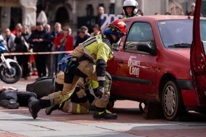 Simulacro de un accidente de tráfico en la Plaza Mayor
