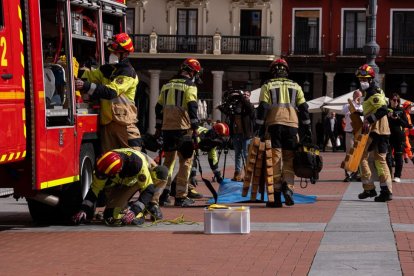 Simulacro de un accidente de tráfico en la Plaza Mayor