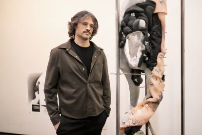 El artista, junto a varias obras en la Galería Javier Silva