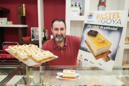 Vitín con el pastel dedicado a Los Goya