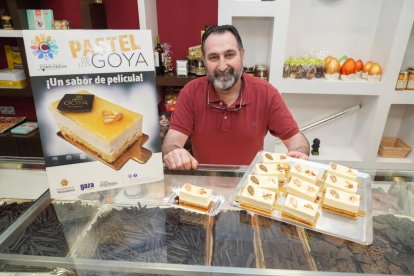 Vitín con el pastel dedicado a Los Goya