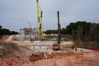 Obras del viaducto sobre el Duero a su paso por Quintanilla de Arriba.