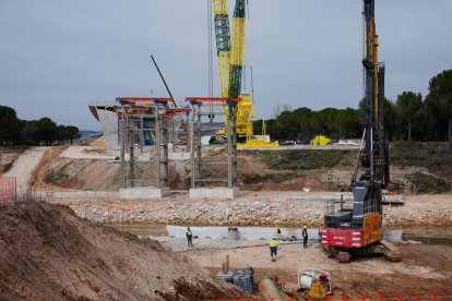 Obras del viaducto sobre el Duero a su paso por Quintanilla de Arriba.